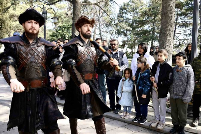 Depremzedeler Ertuğrul Gazi Türbesi’nde Saygı Nöbetini İzledi