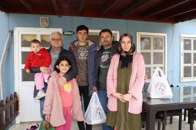 Burhaniye’ De Başkan Deveciler Depremzedeleri Ziyaret Etti