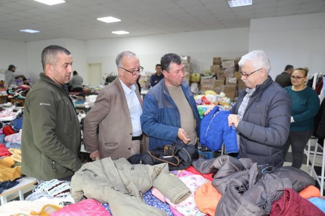 Burhaniye’ De Başkan Deveciler Depremzedeleri Ziyaret Etti