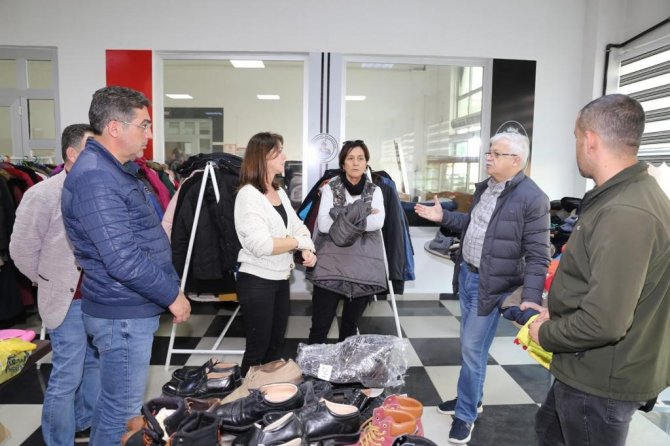 Burhaniye’ De Başkan Deveciler Depremzedeleri Ziyaret Etti
