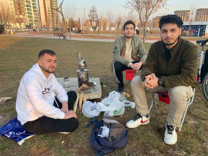 Güneşli Havayı Gören Vatandaşlar Parkalara Akın Etti
