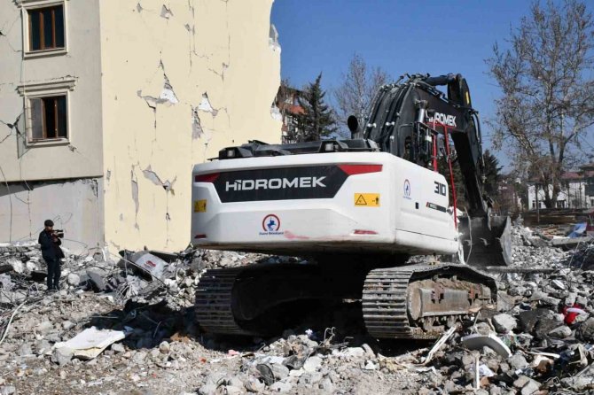Düzce’den Deprem Bölgelerine Bin 604 Personel Ve 397 Araç Gönderildi