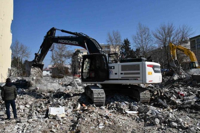 Düzce’den Deprem Bölgelerine Bin 604 Personel Ve 397 Araç Gönderildi