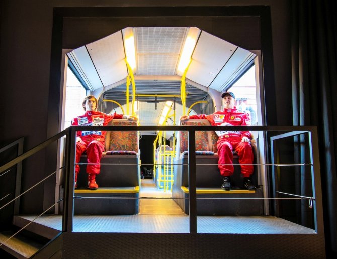 Formula 1’in İki Efsane Pilotu Kıbrıs Araba Müzesi’nde Buluştu