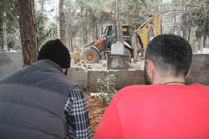 60 Kişiyi Kurtardı, Düşen Duvarın Altında Kalarak Hayatını Kaybetti