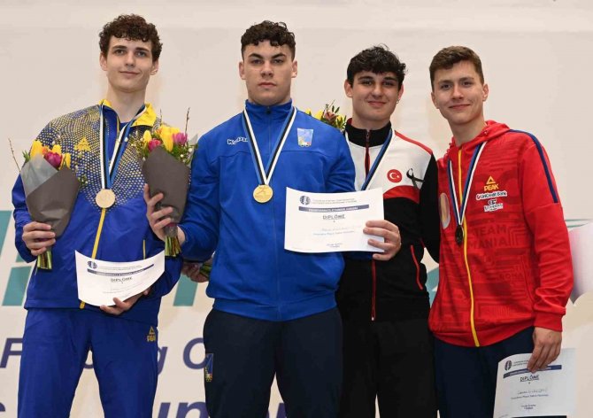 Eskrimci Tolga Aslan Genç Erkekler Kılıçta Bronz Madalya Kazandı