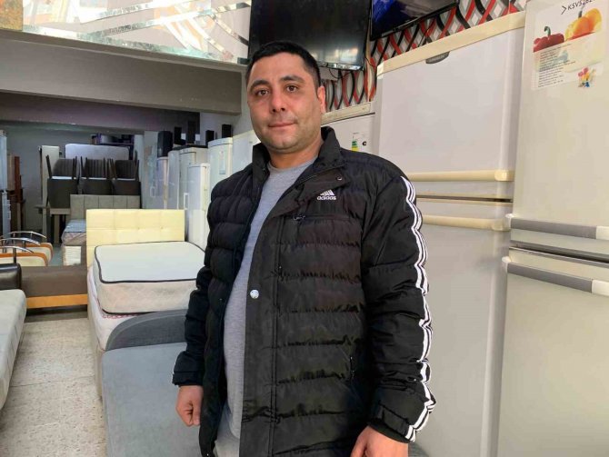 Üniversitelerde Uzaktan Eğitim Kararıyla İkinci El Eşya Dükkanlarında Yoğunluk Başladı