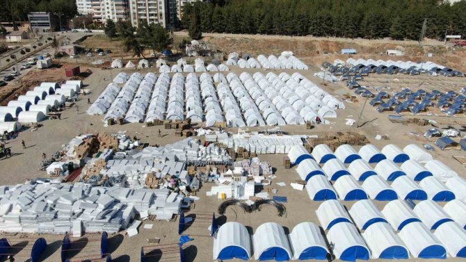 Gönüllülerin Desteğiyle Adıyaman’da Çadır Kentler Kuruluyor