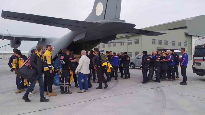 Hatay’da Çalışmalara Katılan 39 Kişilik Afad Ve Sağlık Ekibi İ̇stanbul’a Döndü