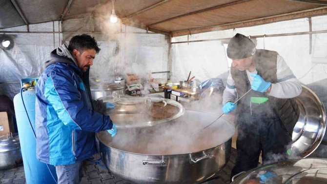Kurulan Aşevleriyle Vatandaşlara Sıcak Yemek Hizmeti Veriliyor