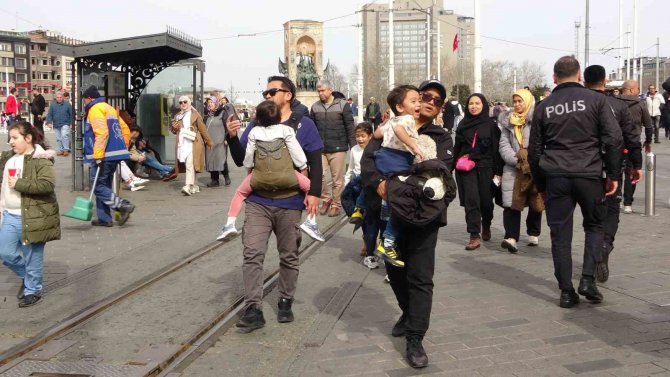 Taksim Meydanı Ve İ̇stiklal Caddesi’nde Hafta Sonu Yoğunluğu