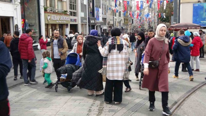 Taksim Meydanı Ve İ̇stiklal Caddesi’nde Hafta Sonu Yoğunluğu