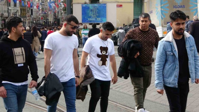 Taksim Meydanı Ve İ̇stiklal Caddesi’nde Hafta Sonu Yoğunluğu