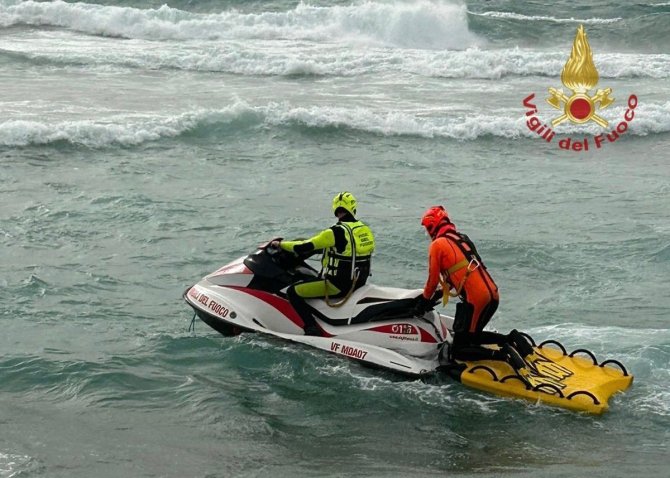 İ̇talya Açıklarında Göçmen Teknesi Battı: 30 Ölü