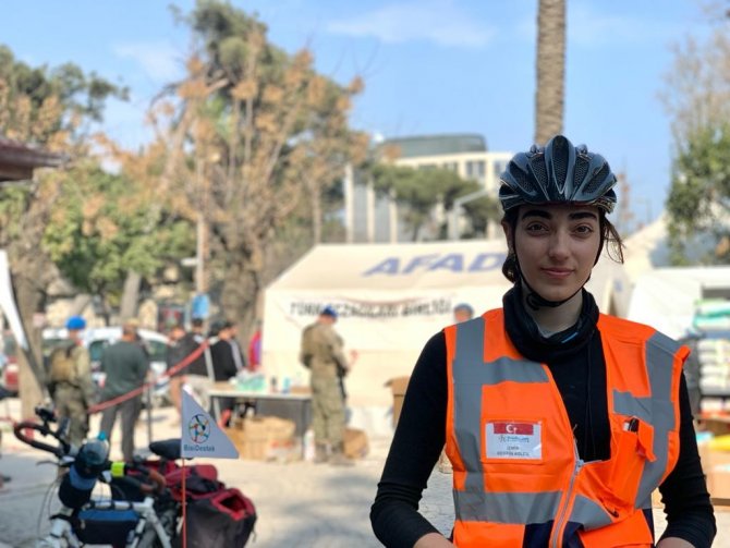 Bisikletiyle ‘Umut’ Dağıttı