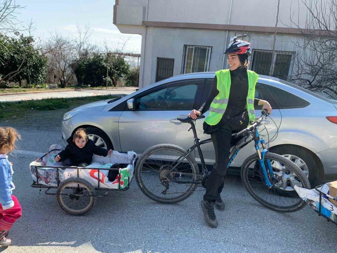 Bisikletiyle ‘Umut’ Dağıttı