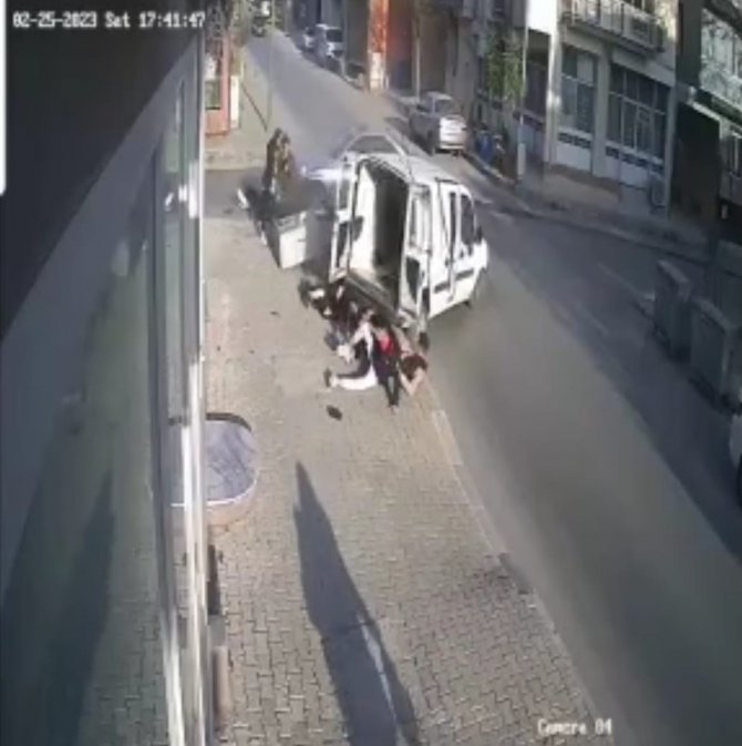 İ̇zmir’de Kazada Savrulan Aracın Yayalara Çarptığı Anlar Kamerada