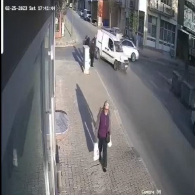 İ̇zmir’de Kazada Savrulan Aracın Yayalara Çarptığı Anlar Kamerada