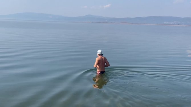 Kış Soğuğuna Aldırmadan İ̇znik Gölü’ne Girdiler