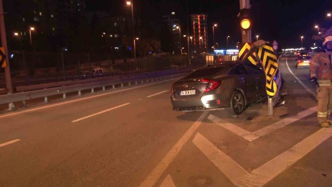Kadıköy’de Otomobil Bariyere Ok Gibi Saplandı: 3 Yaralı