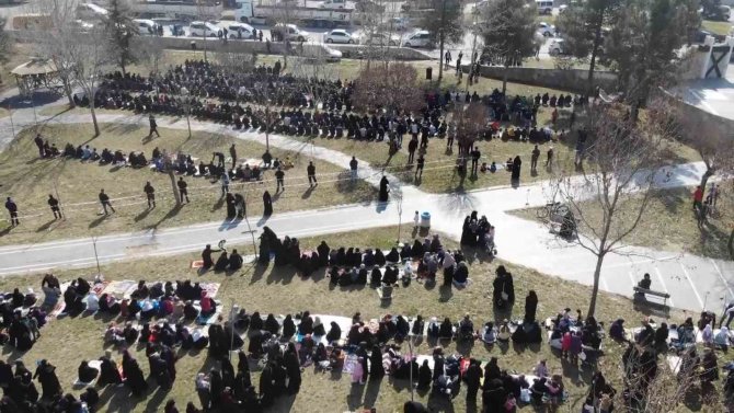 Batman’da Depremde Ölenler İçin Gıyabi Cenaze Namazı Kılındı