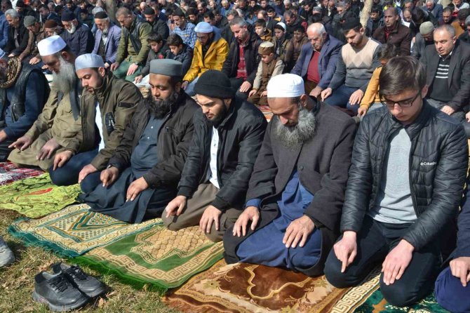 Batman’da Depremde Ölenler İçin Gıyabi Cenaze Namazı Kılındı
