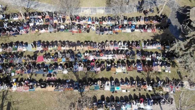 Batman’da Depremde Ölenler İçin Gıyabi Cenaze Namazı Kılındı