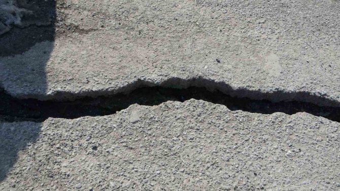 Depremle Oluşan Heyelanda Dev Kayalar Yola Düştü