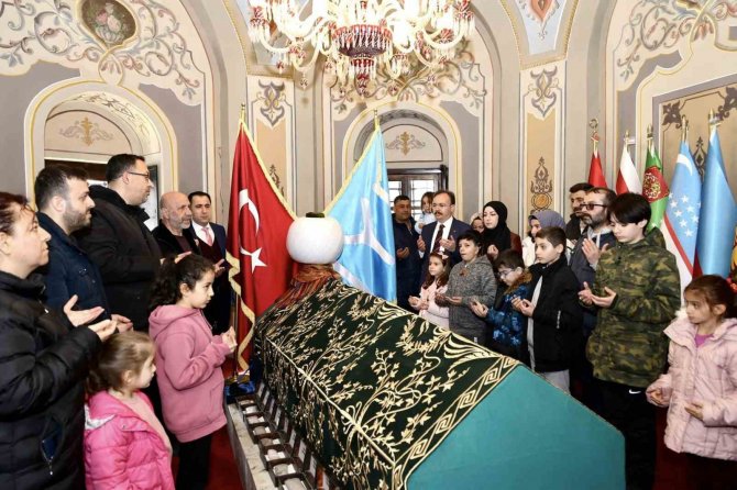 Depremzedeler Ertuğrul Gazi Türbesi’nde Saygı Nöbetini İzledi