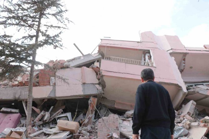 Depremde Yıkılan Evinin Başında Nöbet Tutuyor