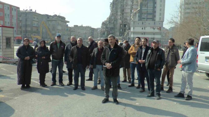 Yıkılan Binanın Sakinleri Yardım Bekliyor