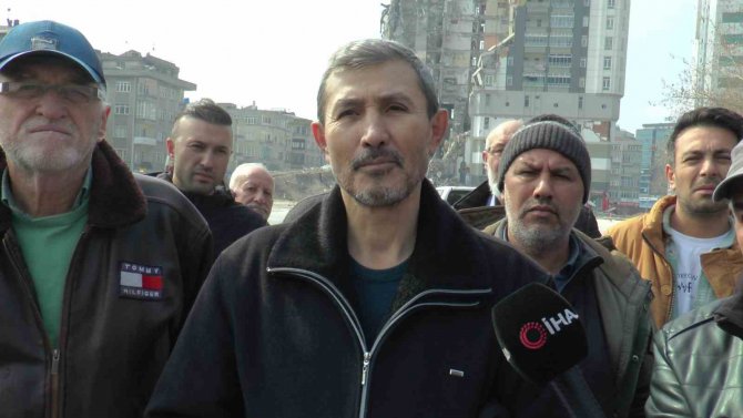 Yıkılan Binanın Sakinleri Yardım Bekliyor
