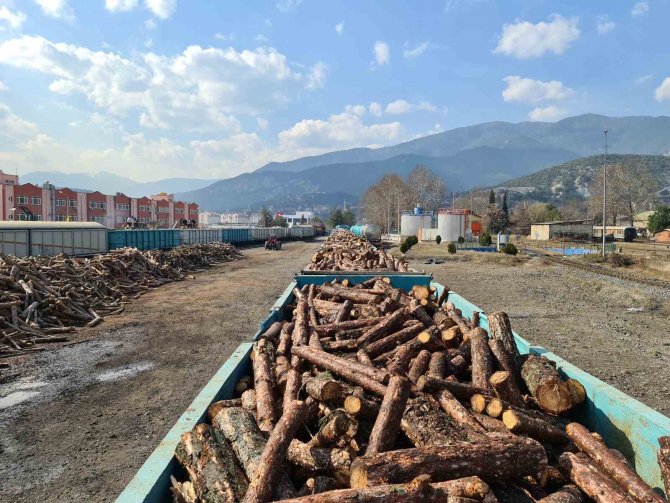Deprem Bölgesi İçin Toplanan Odunlar Trenle Gönderilecek