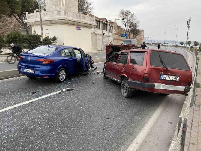 Fatih’te Kaza Yapan Sürücü, Aracını Olay Yerinde Bırakıp Kaçtı