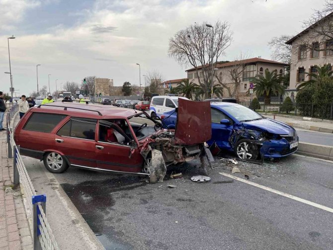 Fatih’te Kaza Yapan Sürücü, Aracını Olay Yerinde Bırakıp Kaçtı