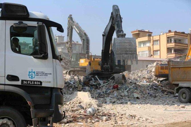 Kocaeli Büyükşehir Belediyesi, Defne’de Enkaz Kaldırma Çalışması Yapıyor