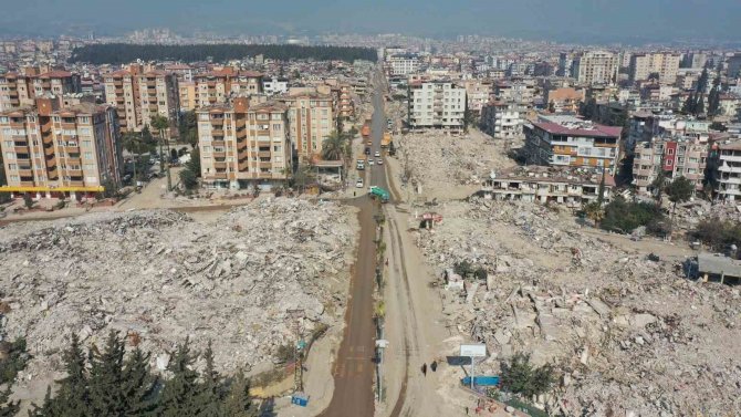 Kocaeli Büyükşehir Belediyesi, Defne’de Enkaz Kaldırma Çalışması Yapıyor