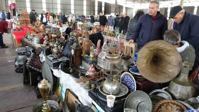 Kütahya’da İlk Kez Kurulan Antika Pazarı İlgi Gördü