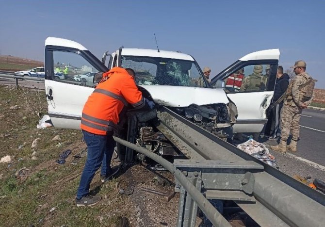 Mardin’de Kamyonet Bariyerlere Ok Gibi Saplandı: 2 Ölü, 3 Yaralı