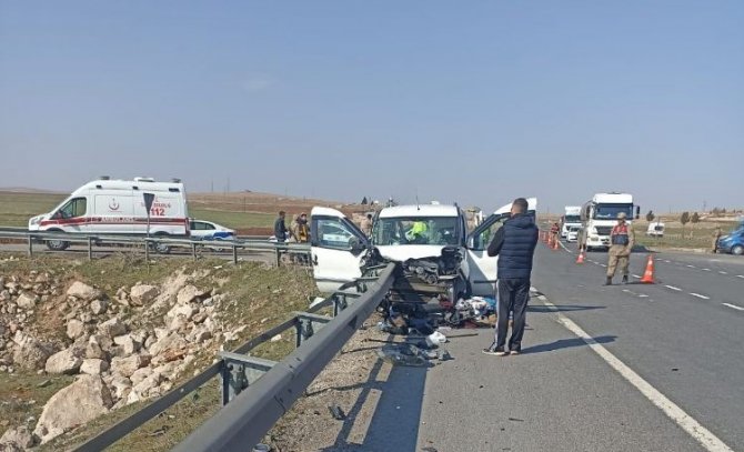 Mardin’de Kamyonet Bariyerlere Ok Gibi Saplandı: 2 Ölü, 3 Yaralı