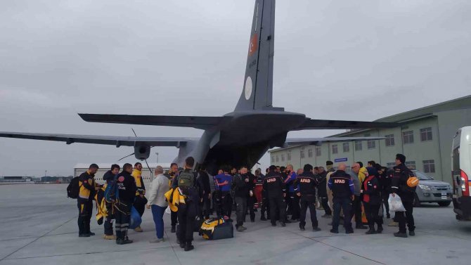 Hatay’da Çalışmalara Katılan 39 Kişilik Afad Ve Sağlık Ekibi İ̇stanbul’a Döndü