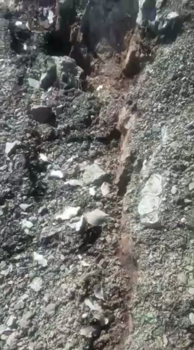 Elazığ’da Zemin Sıvılaşmasının Ardından Bu Kez De Dağlardaki Çatlaklar Dikkat Çekti