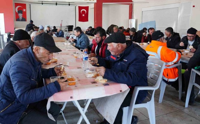 Kurulan Aşevleriyle Vatandaşlara Sıcak Yemek Hizmeti Veriliyor