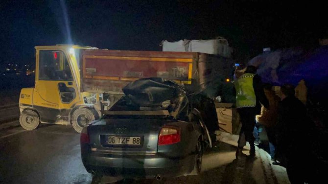 Otomobil Tıra Arkadan Çarptı, Sürücü Hayatını Kaybetti