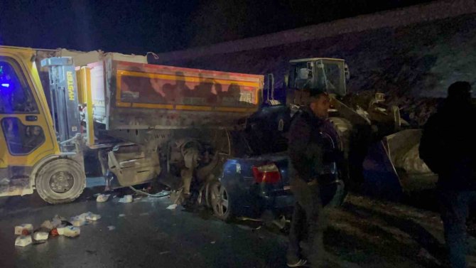 Otomobil Tıra Arkadan Çarptı, Sürücü Hayatını Kaybetti