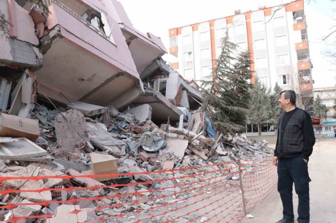Depremde Yıkılan Evinin Başında Nöbet Tutuyor