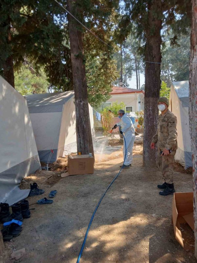 Deprem Bölgesi Hastalık Ve Haşere Oluşumuna Karşı İlaçlanıyor