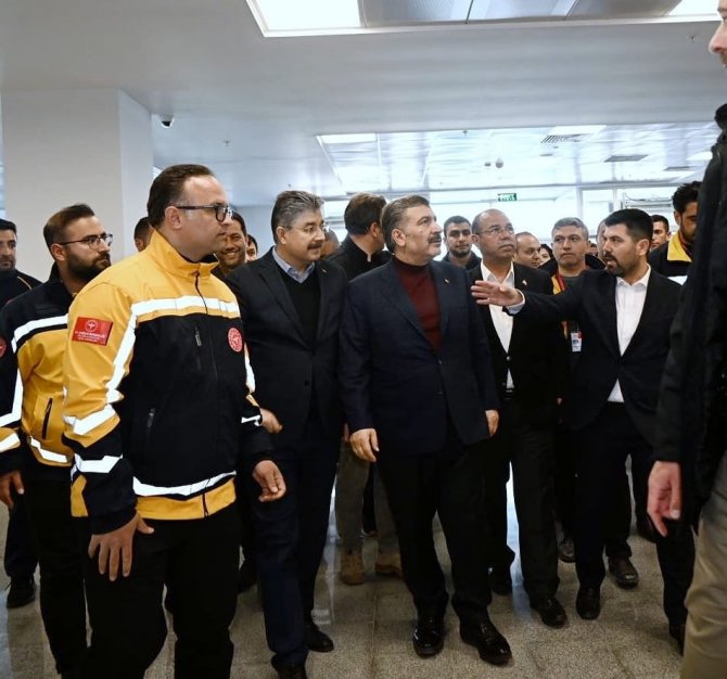 Sağlık Bakanı Koca, Osmaniye’de Depremzedeleri Ziyaret Etti