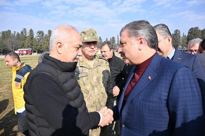 Sağlık Bakanı Koca, Osmaniye’de Depremzedeleri Ziyaret Etti