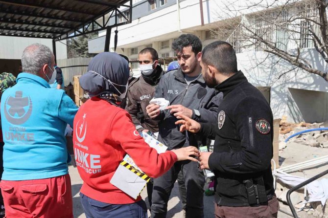 Sağlık Bakanlığı Ekiplerinden Enkazda Çalışanlara "Maske" Uyarısı